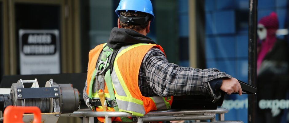 construction-worker-569126_1280