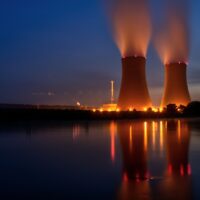 Governo e parlamento. Per iniziare un nuovo percorso concreto del nucleare occorrono alcune risposte chiare a domande preliminari ed evitare una sfida assurda con le rinnovabili. Eccole. energy-gec8b94059_1280